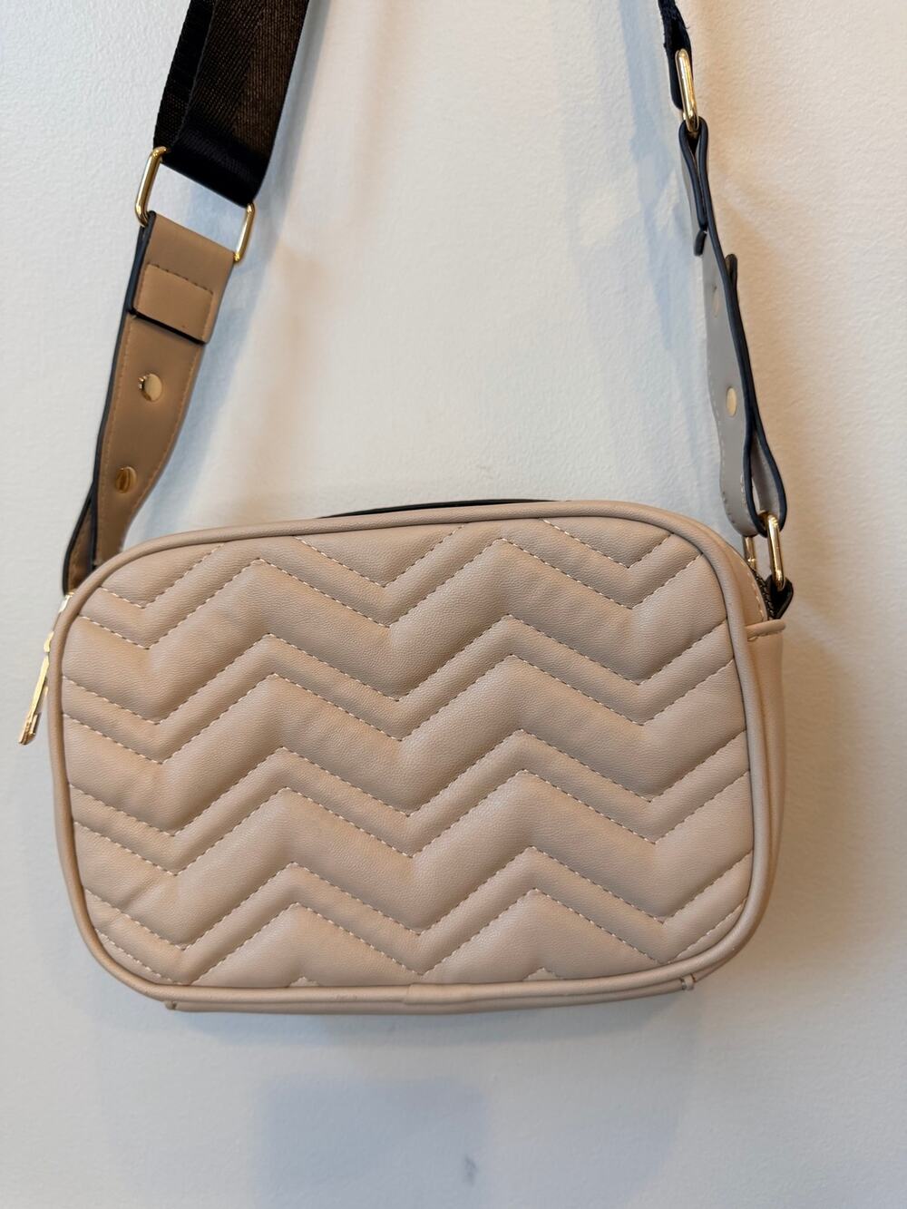 Lily & Ivy Nude Beige Chevron Quilted Camera Bag Crossbody Purse Web Strap